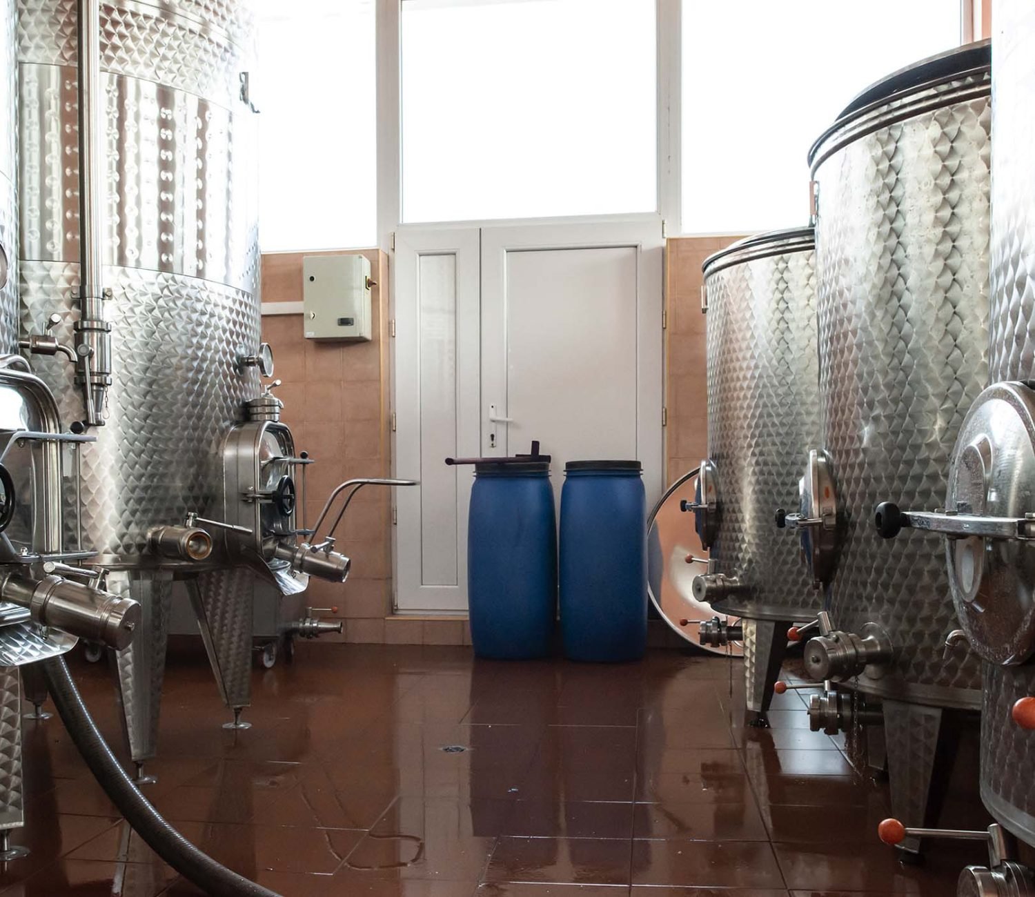 wine-fermenters-YMEUSRT.jpg wine-fermenters-YMEUSRT.jpg