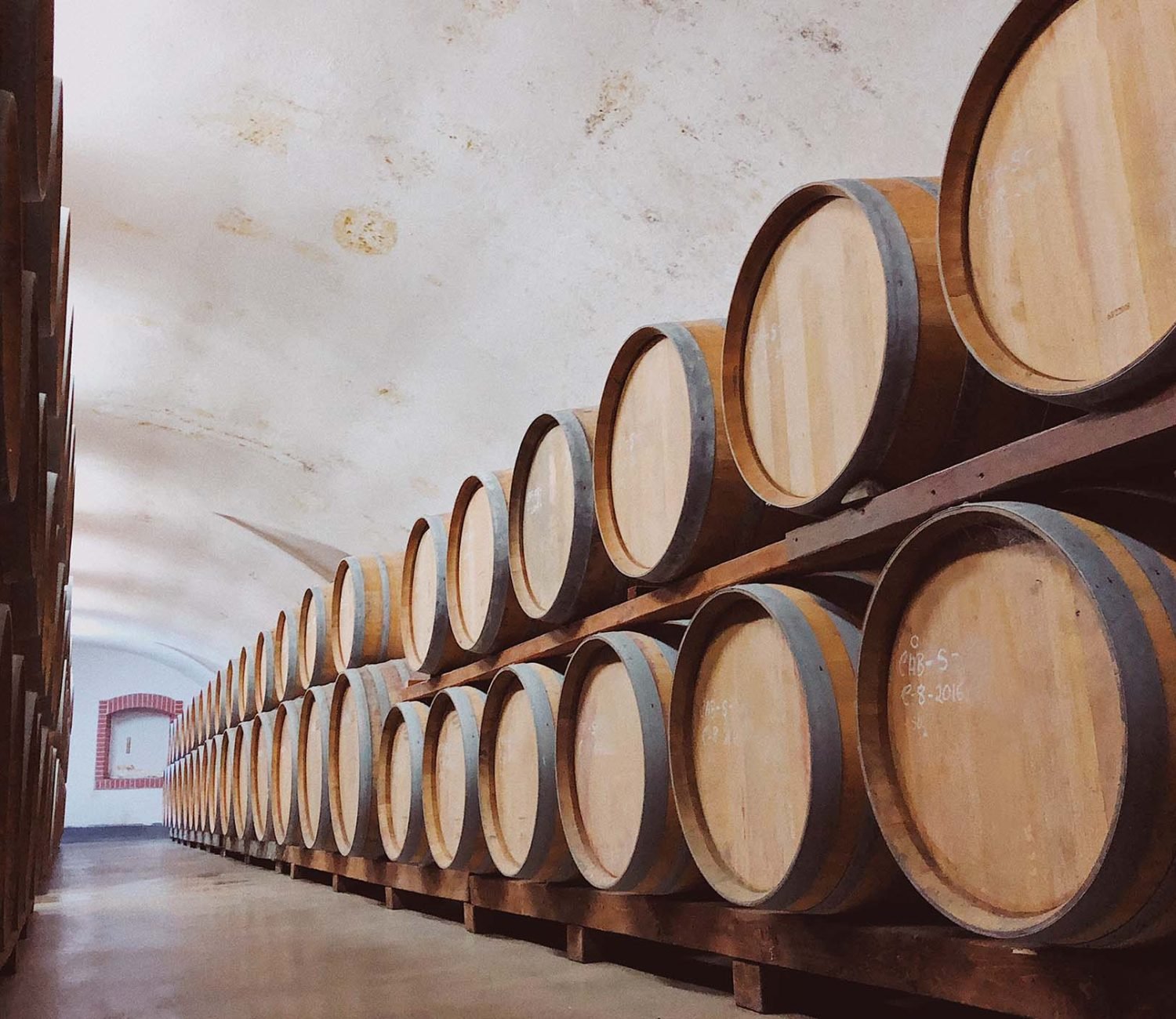 wooden-barrels-with-wine-in-a-cellar-5DP84A7.jpg wooden-barrels-with-wine-in-a-cellar-5DP84A7.jpg